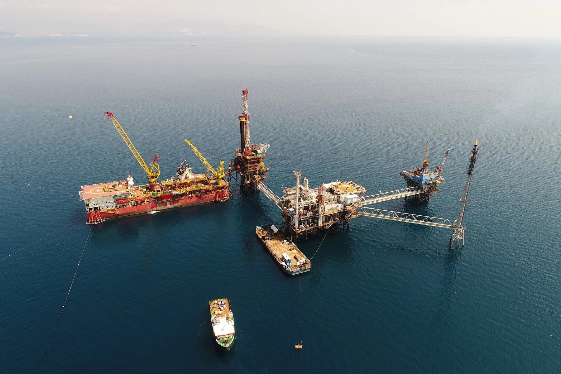 Ενεργειακοί κολοσσοί στήνουν «βάσεις» στην Ελλάδα: Πέφτουν οι υπογραφές για εκμετάλλευση υδρογονανθράκων – «Χρυσωρυχείο» η χώρα